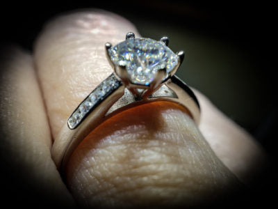 1 ct moissanite with banded basket