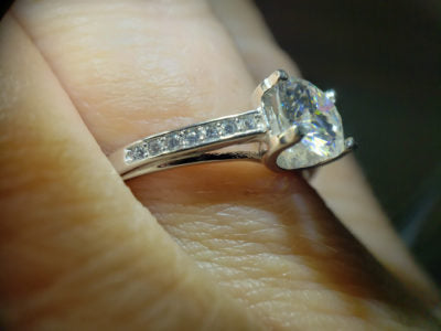 1 carat suspended stone with pave sides