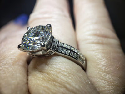 Moissanite 3 carat under band V